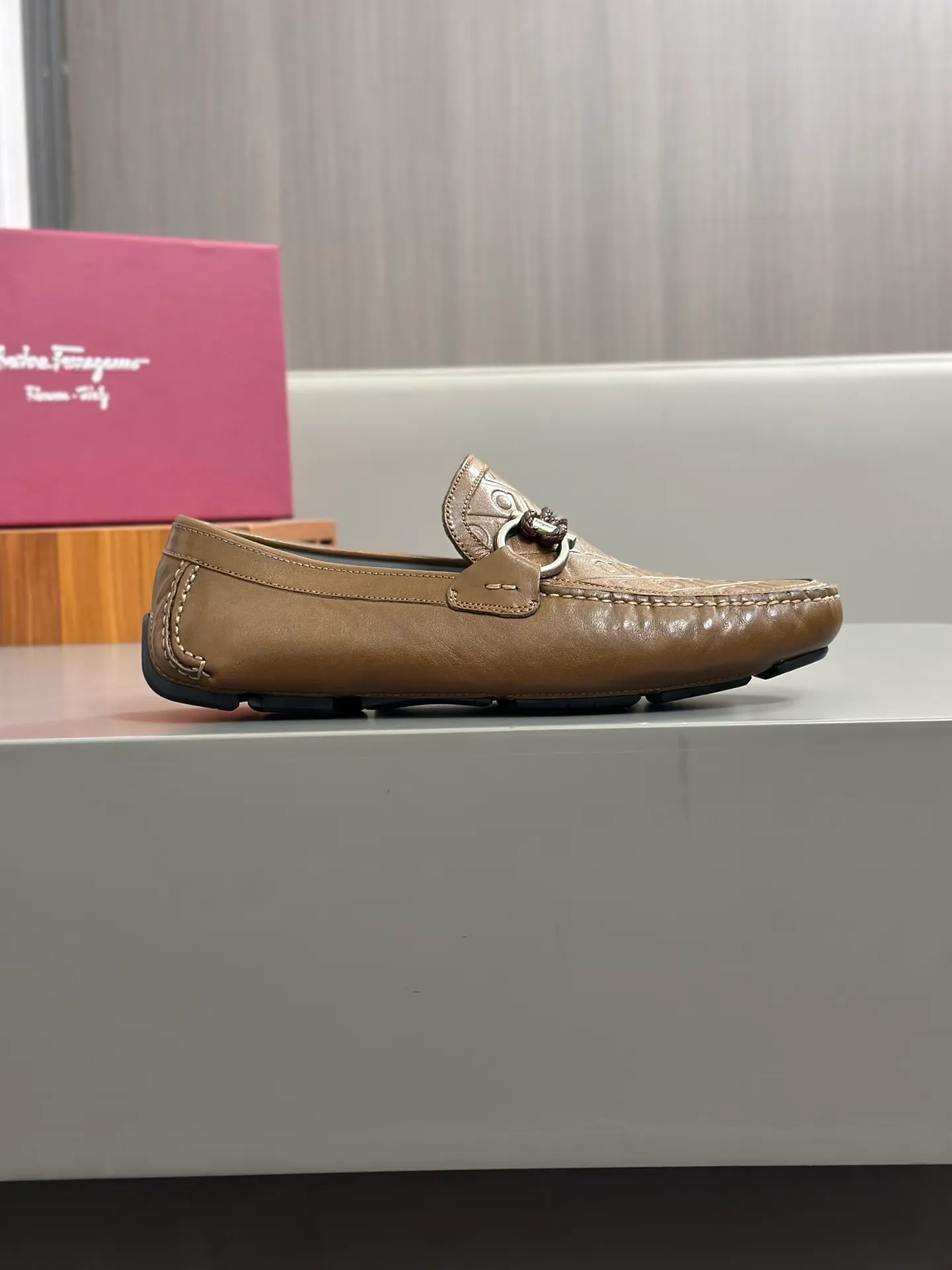 Batch 840, original order quality, new counter model, Ferragamo handmade men's driving shoes, bean shoes, slip-on shoes, lazy shoes, exquisite hand-stitching, workmanship details comparable to counters, original rubber outsole, imported cowhide from Italy, pressed water corrugated water-dyed cowhide lining, 39-44 large quantities in stock (38, 45 custom-made, non-refundable)